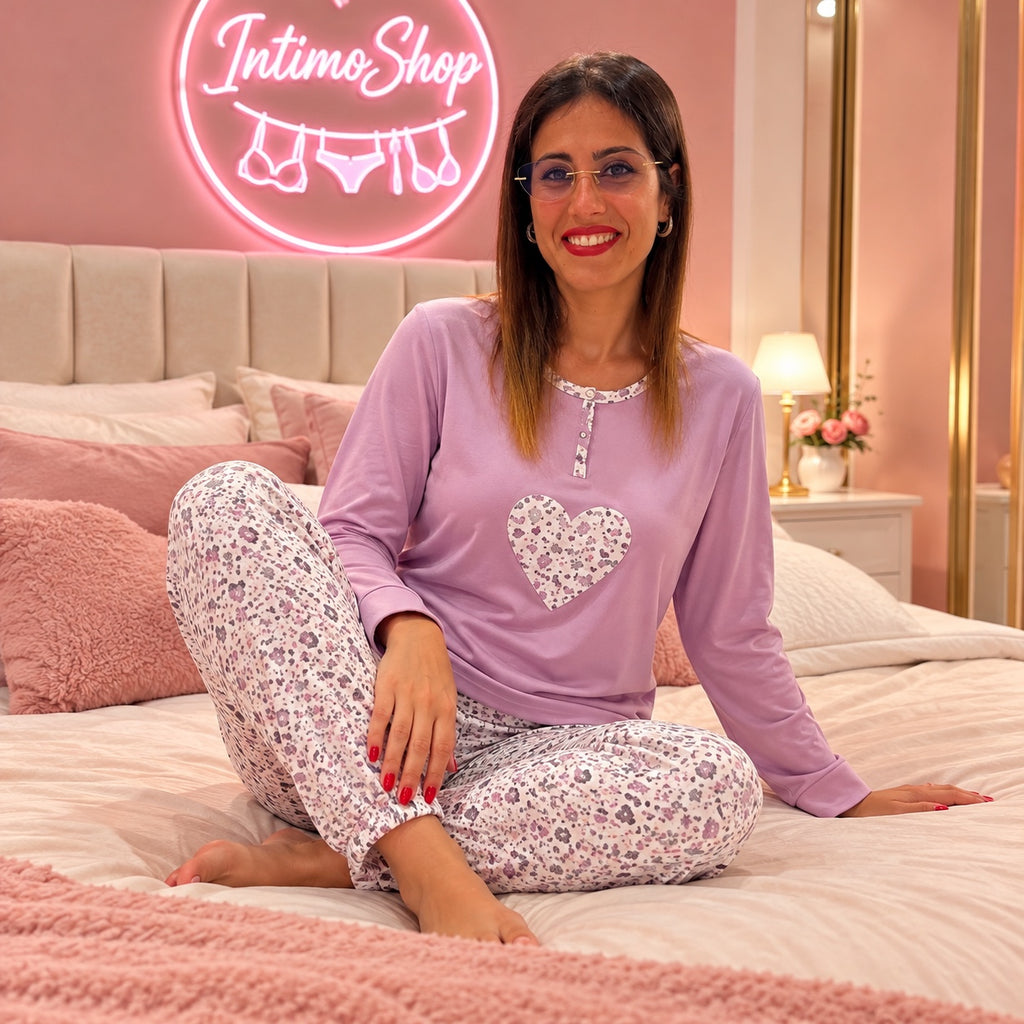 Pigiama rosa chiaro indossato dalla modella Intimo Shop