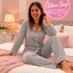 Pigiama donna grigio a costine con profili rosa, indossato
