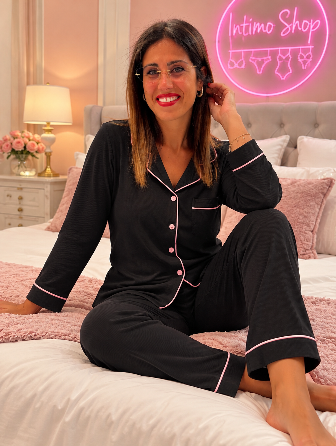Pigiama donna nero a costine con profili rosa, indossato