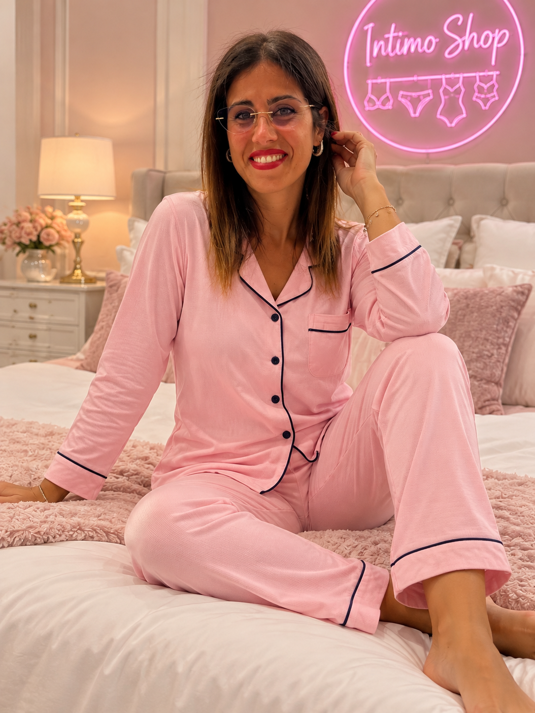 Pigiama donna rosa con profili blu scuro, indossato, foto per Intimo Shop