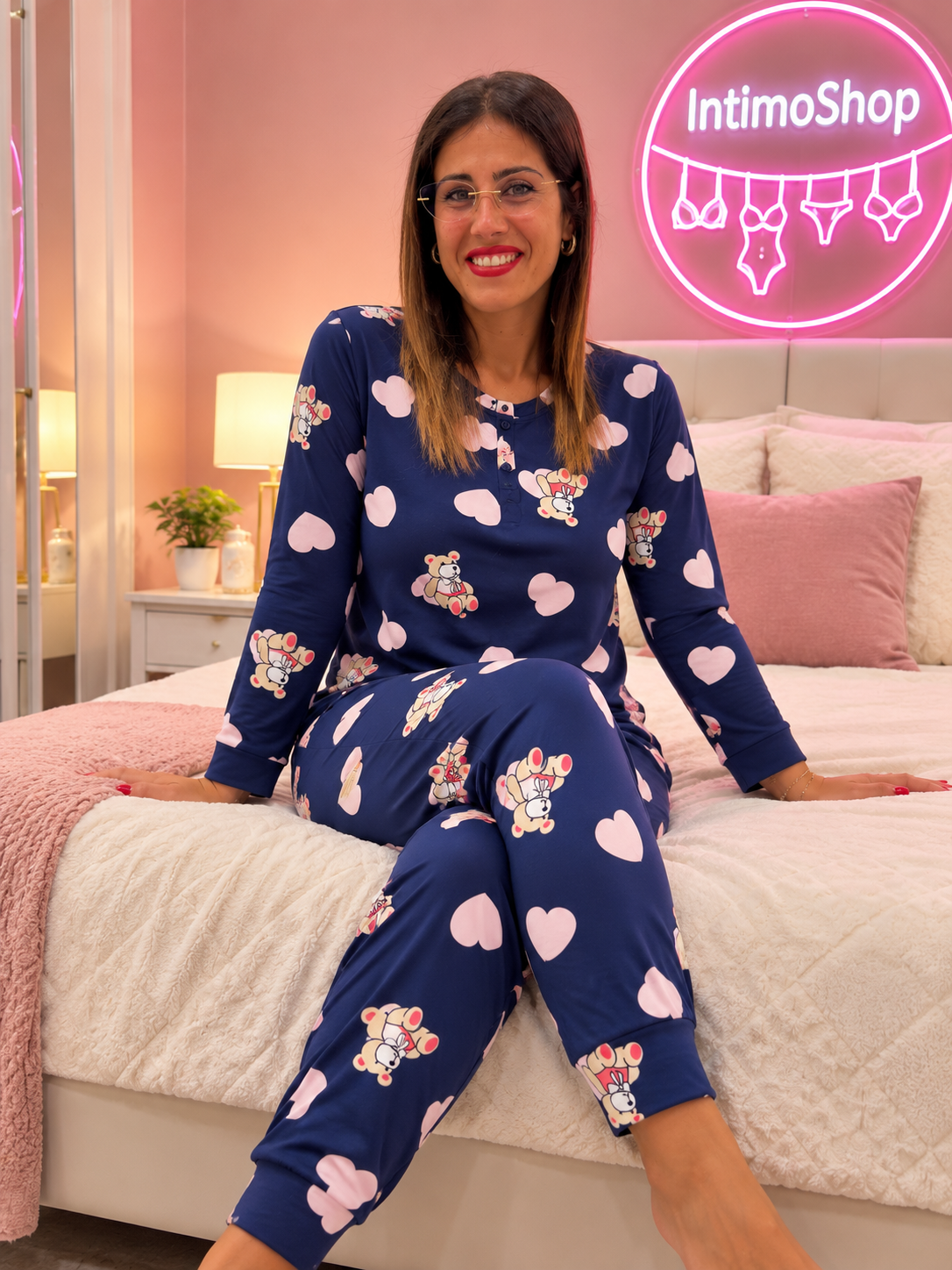 Pigiama donna blu con cuori rosa e orsetti indossato