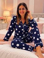 Pigiama donna blu navy a pois bianchi, indossato