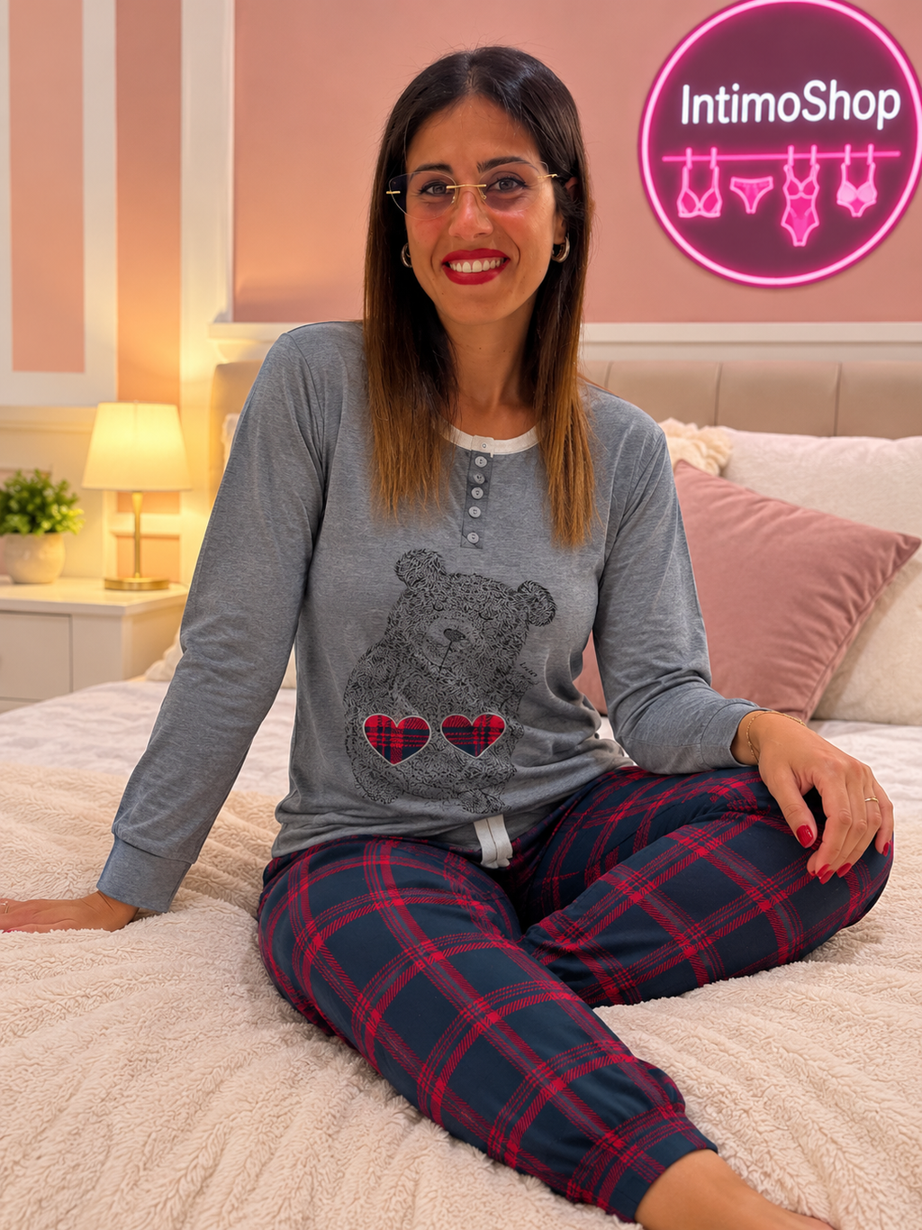 Grigio chiaro con pantaloni blu e rosa