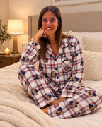 Pigiama donna STASERA fantasia tartan con orsetti blu indossato