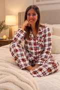 Pigiama donna STASERA fantasia tartan con orsetti rossi indossato