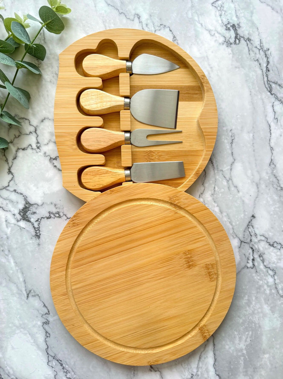 Set formaggio in bambù con quattro utensili in acciaio e coperchio girevole